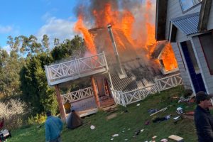 Diez personas damnificadas tras incendio que afectó a vivienda en Isla del Rey