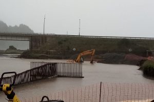 Maquinaria volcó tras desborde de río en Mehuín: Trabajador resultó con hipotermia