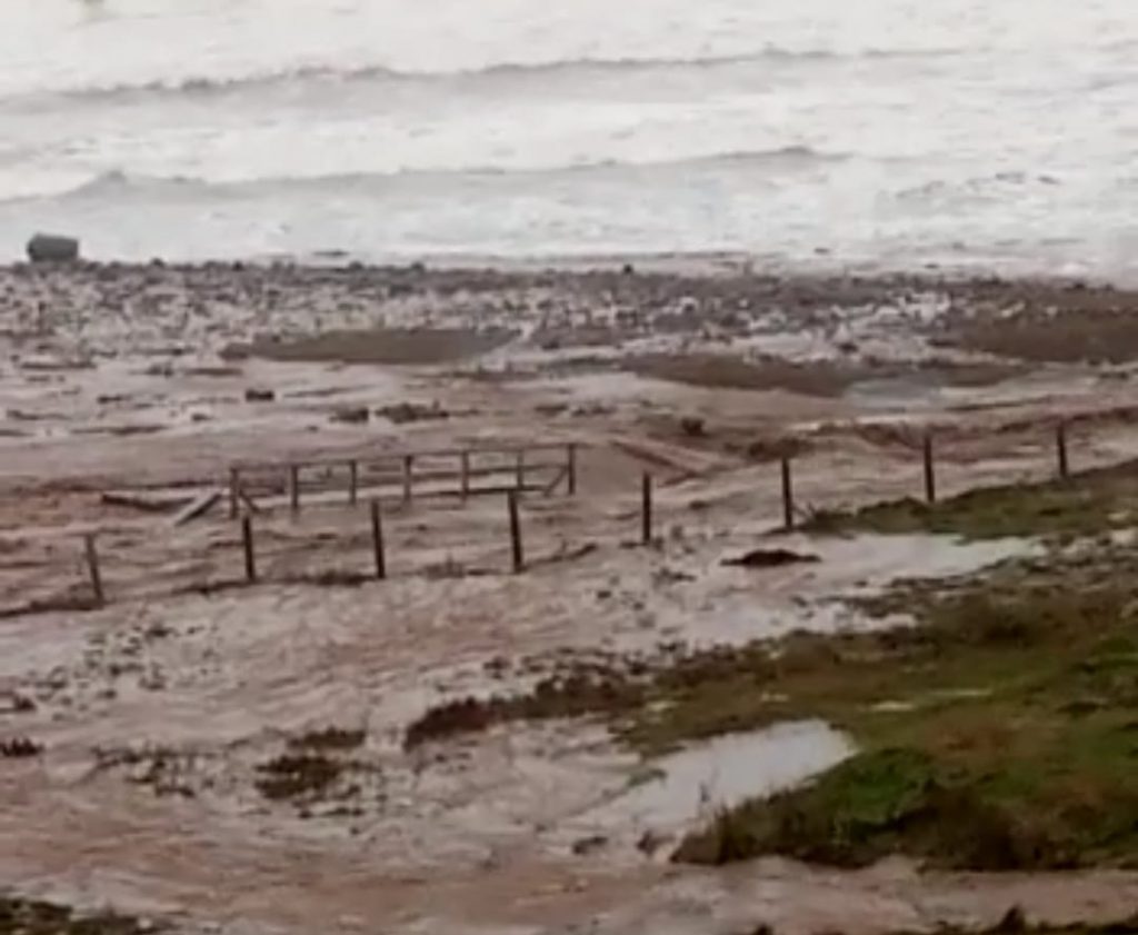 Aumento de caudal de estero de Pilolcura arrasa con puente en sector costero de Valdivia