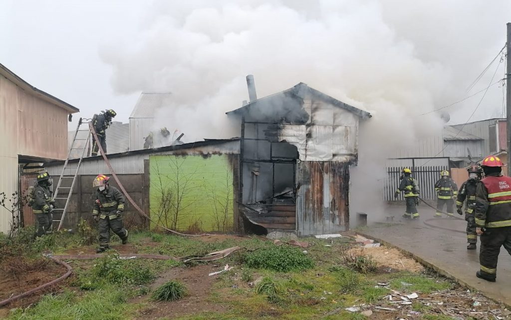 Incendio destruyó una vivienda en Valdivia y dejó a dos personas damnificadas