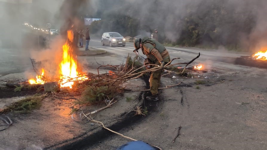 Pescadores se manifestaron con barricadas en ruta Valdivia-Niebla: Exigen acceso a bono para todos