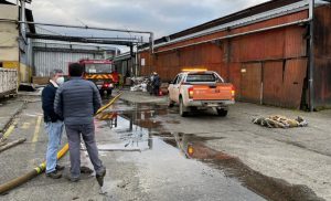 Incendio afectó a exempresa Infodema en Valdivia mientras retiraban una maquinaria