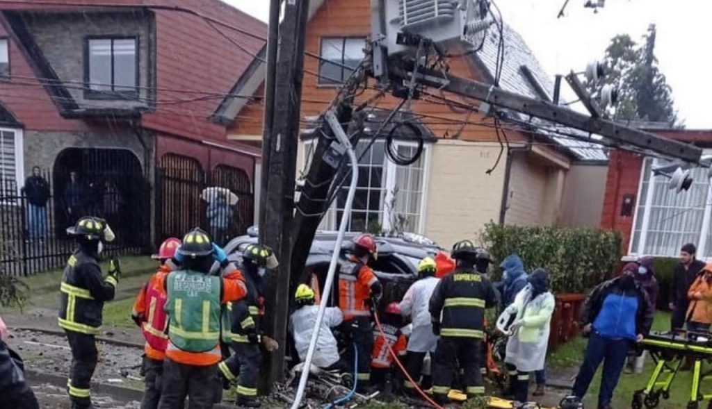 Más de mil 300 clientes afectados: Vehículo colisionó contra un poste en calle Simpson de Valdivia