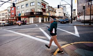 Habilitan “Cruces Tokio” en dos puntos del centro de Valdivia con alto flujo peatonal