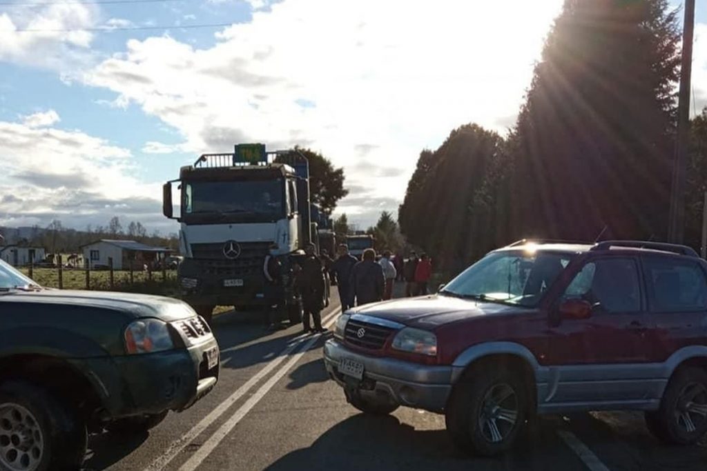 Tras manifestación en Mariquina: Suspenden paso de camiones para reparar baches en Cuyinhue