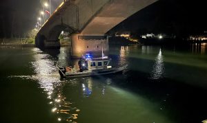 Efectúan operativo de búsqueda por hombre que cayó desde el puente Pedro de Valdivia