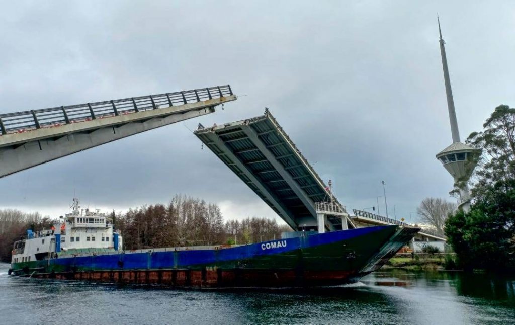 Realizarán la vigesimosexta apertura del puente Cau Cau para el paso de cuatro embarcaciones