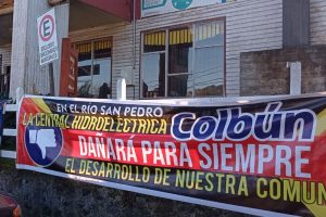 Protestan contra Colbún en presentación de proyecto ante municipio de Panguipulli