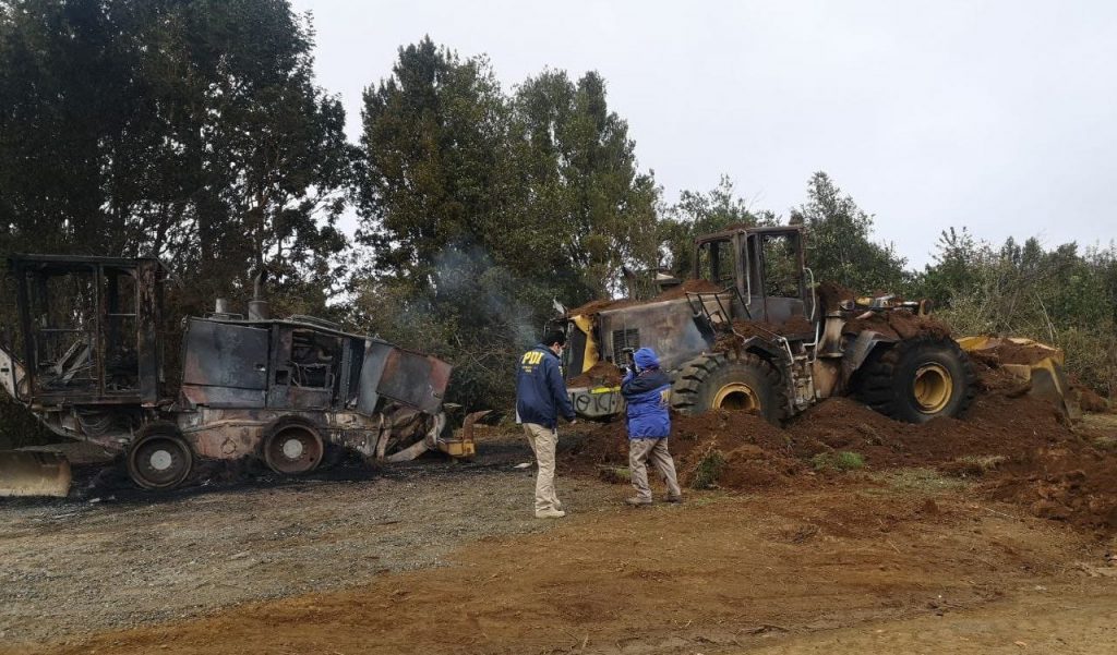 Empresa que construye ruta a Curiñanco pide paralizar las obras tras ataque incendiario