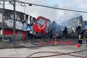 Incendio destruyó en su totalidad a supermercado Unimarc en Mariquina