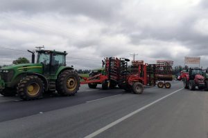 Agricultores deponen protesta en la Ruta 5 Sur tras aplicarse medida de protección a fundo de Máfil