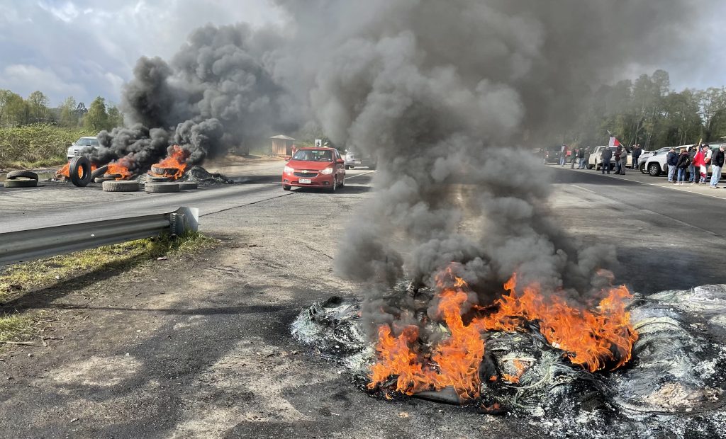 Agricultores protestaron con barricadas en la Ruta 5 Sur tras toma de fundo en Máfil