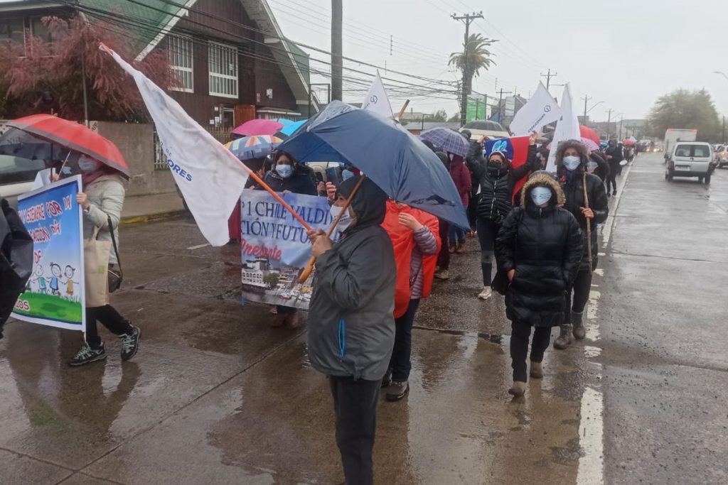 Profesores de Los Ríos protestaron contra veto presidencial en multitudinaria marcha en Valdivia