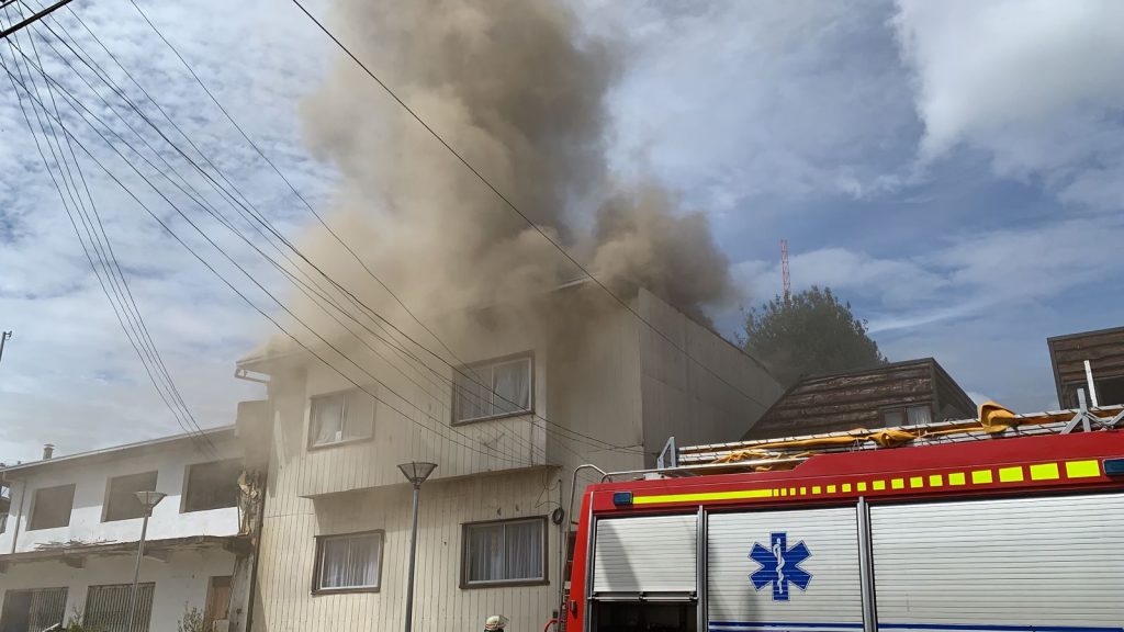 Incendio afectó a residencia de adultos mayores en el centro de Valdivia