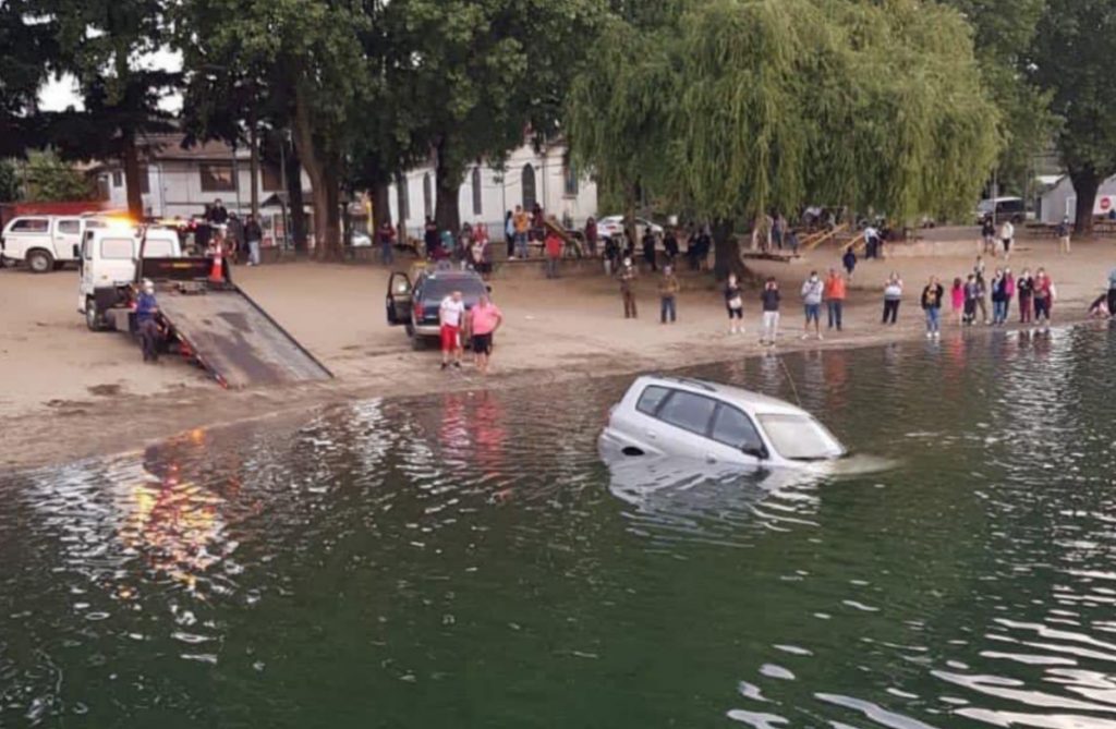 Vehículo cayó al río Calle Calle: Habría sido desenganchado por un niño