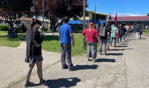 Extensas filas en locales de votación marcan jornada de elecciones en Valdivia