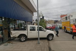 Camioneta chocó contra el Centro de Creación Artística de Valdivia tras colisión con otro vehículo