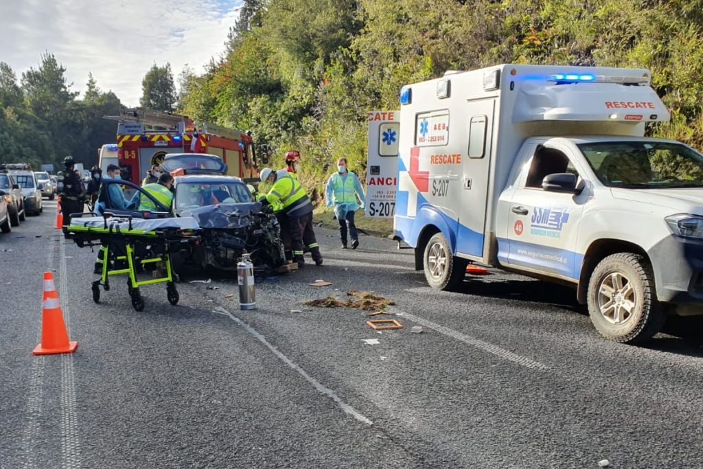 Colisión frontal entre dos vehículos dejó a dos conductoras lesionadas en sector Cuesta Cero