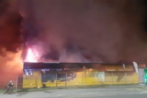 Fiscalía formalizará el martes a hombre detenido por incendio de supermercado en Valdivia