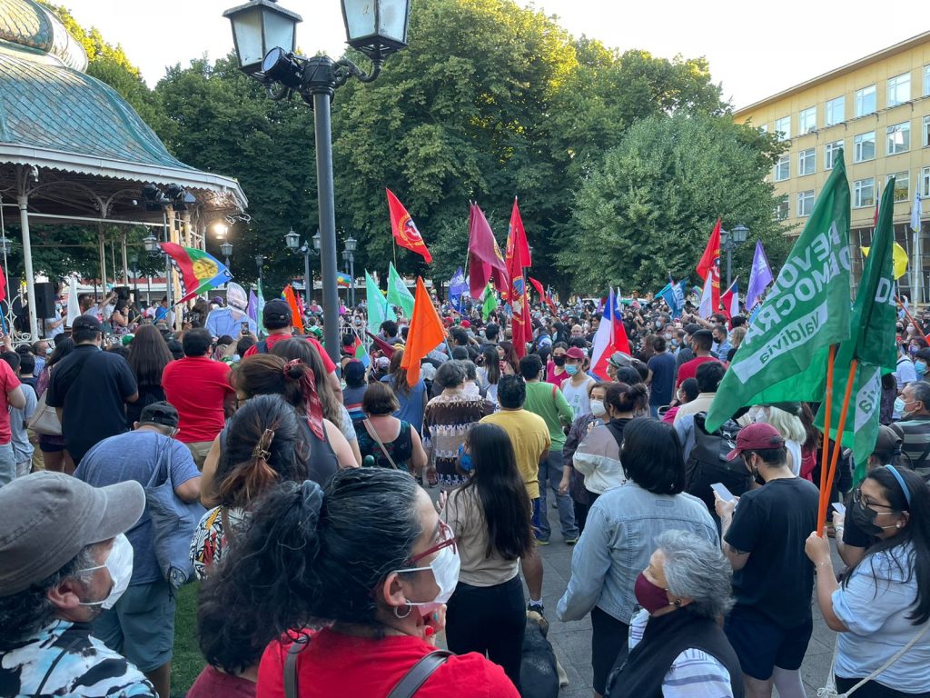 Valdivianos celebran el triunfo de Gabriel Boric en la Plaza de la República