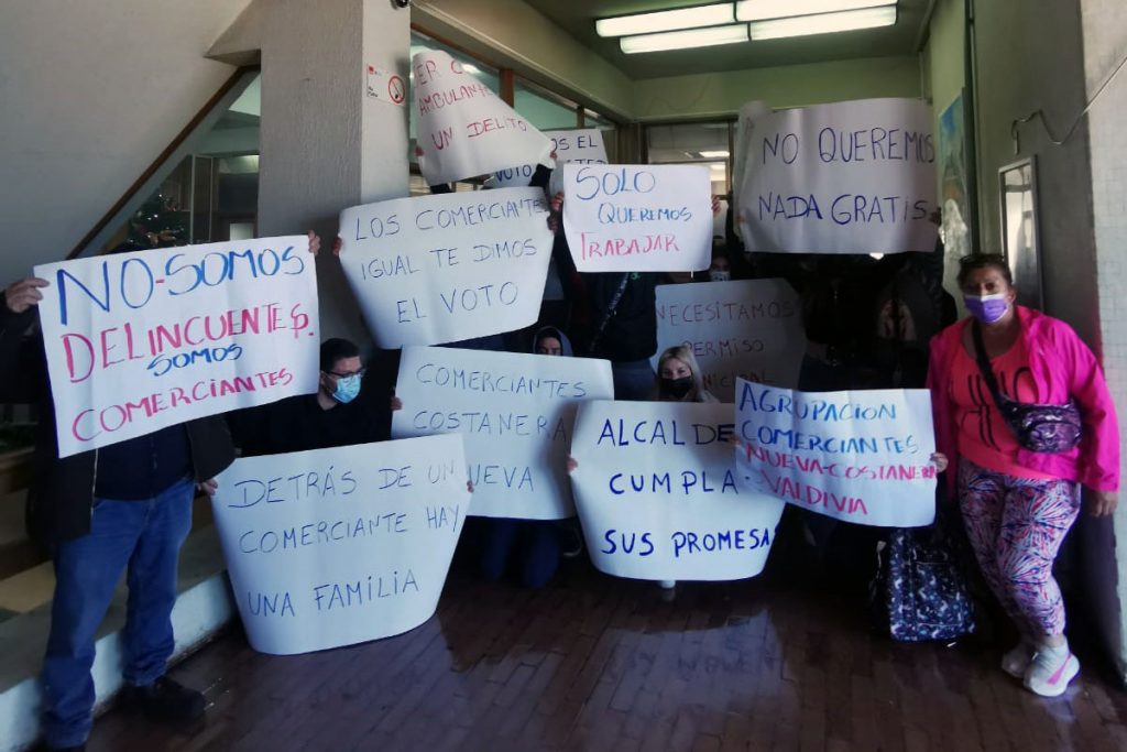 Comerciantes protestaron exigiendo permisos para vender sus productos en Costanera de Valdivia