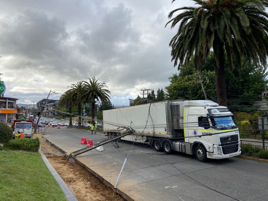 Camión derribó postes de alumbrado público en calle Picarte de Valdivia