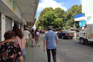 Valdivianos prefieren mantener el uso de mascarillas pese a la eliminación de obligatoriedad