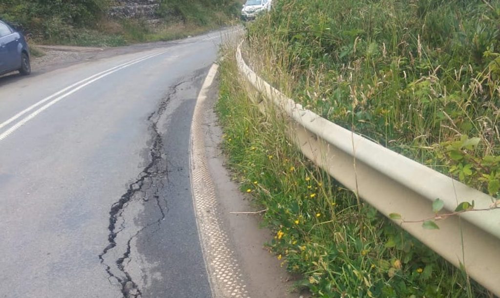 Despliegan acciones por peligrosa grieta en ruta a Curiñanco en sector Las Vertientes