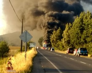 Reportan incendio que consume un camión en el sector Vuelta La Culebra de Valdivia