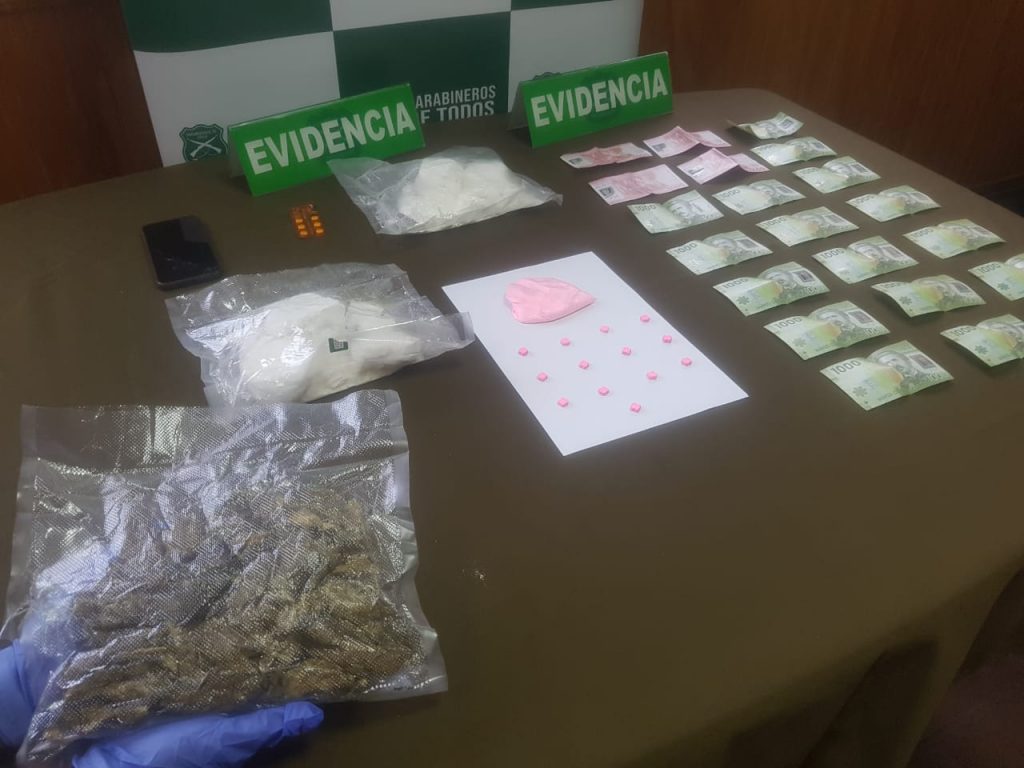 Detienen a un hombre que fue sorprendido con más de un kilo de drogas en Valdivia