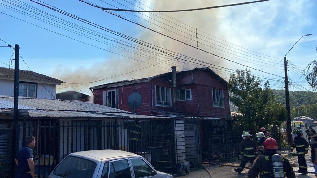 Siete casas afectadas y personas damnificadas dejaron dos incendios en el sector Corvi de Valdivia