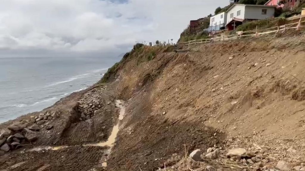 Inician obras de enrocado para reparación de ruta en sector Las Vertientes de Valdivia