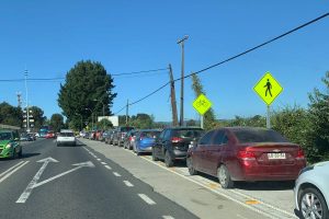 Municipio de Valdivia evalúa medidas por vehículos estacionados en ciclovía frente a cervecería