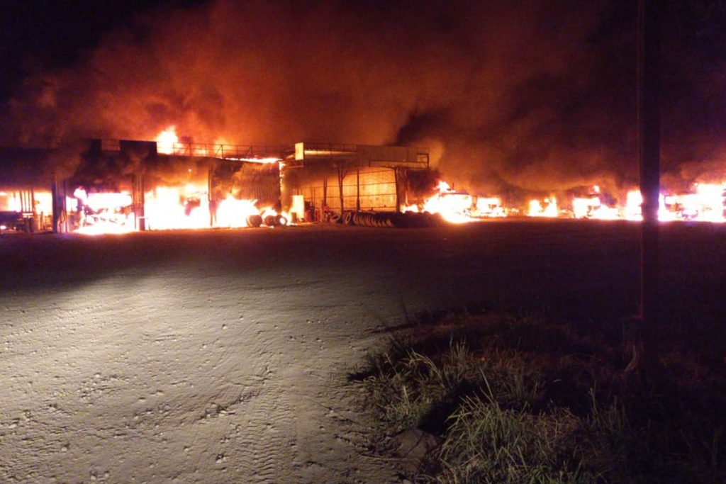 Ataque incendiario deja al menos 19 camiones quemados en empresa de Mariquina