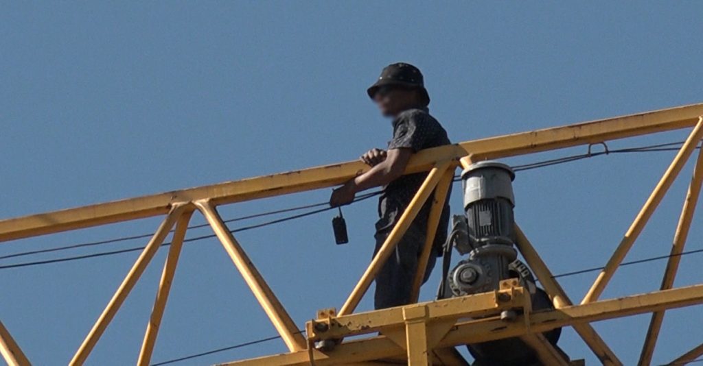 Acusando un finiquito impago hombre protestó más de dos horas sobre grúa de una obra en Valdivia