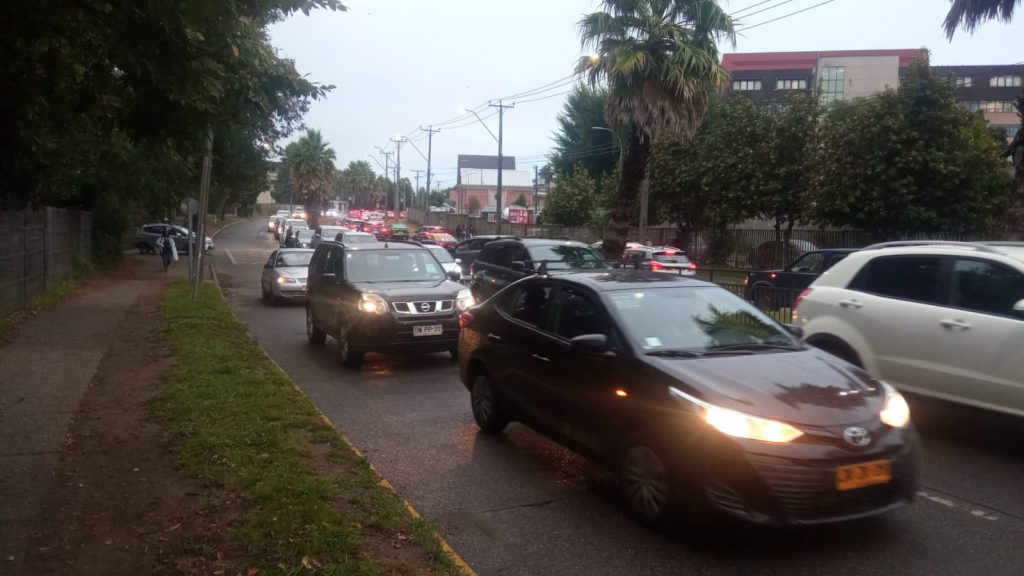 Alto flujo vehicular se registró en Valdivia en "súper miércoles" por vuelta a clases