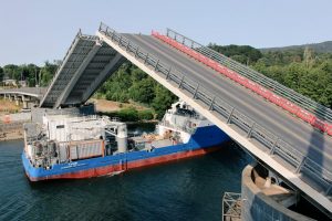 Tránsito será interrumpido este viernes en el puente Cau Cau para el paso de dos embarcaciones