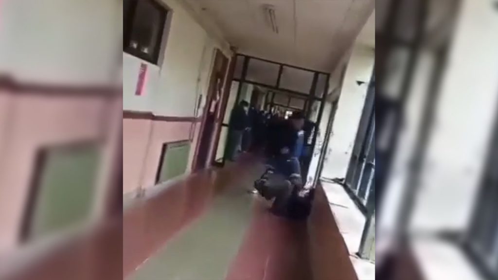 Estudiante de primero medio fue brutalmente golpeado por otro alumno en Liceo Técnico de Valdivia