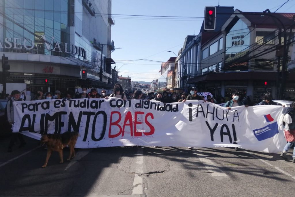 Beca BAES: Estudiantes marcharon en Valdivia por aumento del beneficio