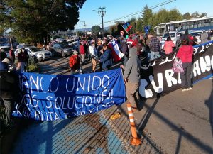 Vecinos de la costa se manifestaron por mal estado de ruta Curiñanco