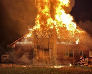 Cuatro personas damnificadas dejó incendio que consumió vivienda en la salida sur de Valdivia