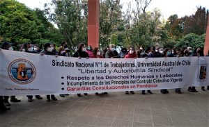 Trabajadores de la UACh protestan exigiendo el inicio del proceso de negociación colectiva