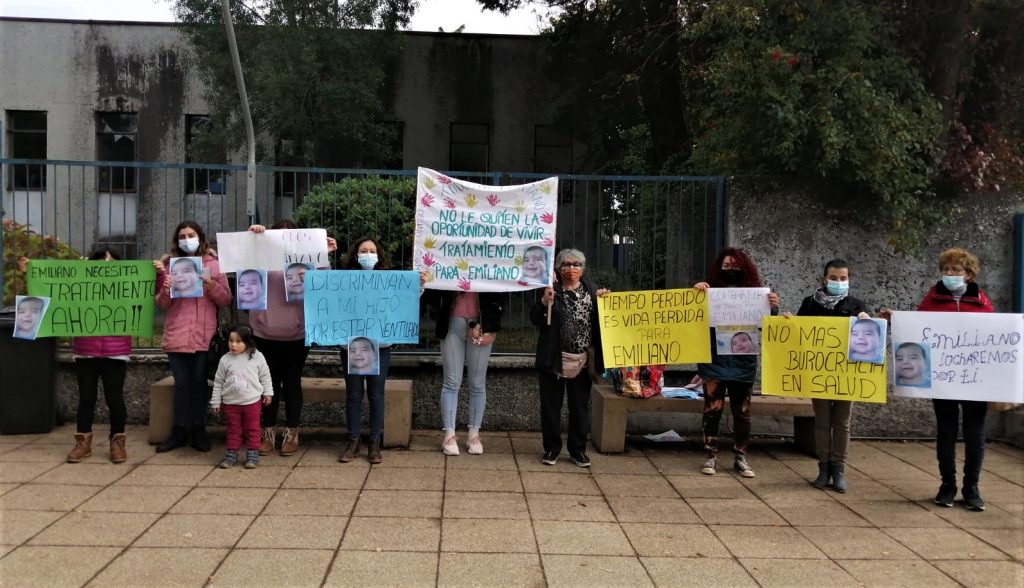 Valdivia: Familia de pequeño Emiliano se manifestó exigiendo apurar proceso para acceder a medicamento