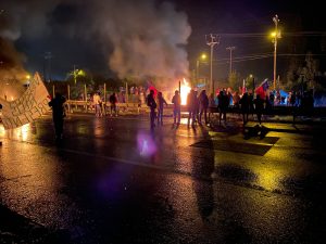 Los Lagos: Manifestantes cortaron tránsito en la Ruta 5 Sur por proyecto de carretera