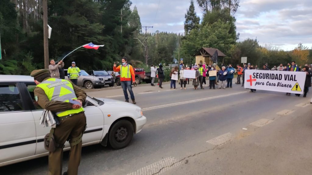 Vecinos bloquean tránsito en la Ruta Valdivia-Paillaco exigiendo mayor seguridad vial