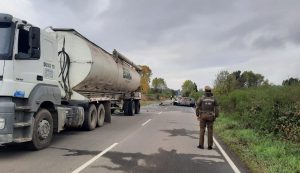 Conductor murió al interior de vehículo que se incendió tras colisionar con un camión en Paillaco