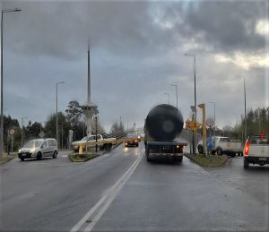 Camión derriba pórtico del Puente Cau Cau de Valdivia y genera interrupción parcial del tránsito