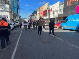 Exigen mejoras en educación y disolución de Carabineros: Estudiantes marchan en Valdivia