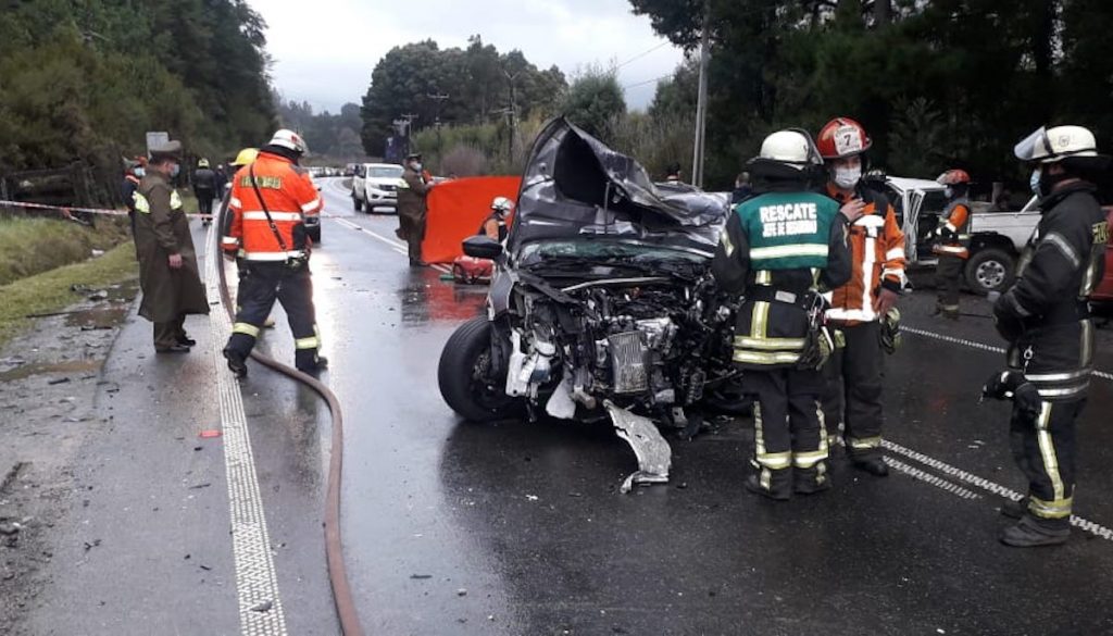 Conductor murió tras colisión frontal entre dos vehículos en la ruta que une Valdivia y Paillaco