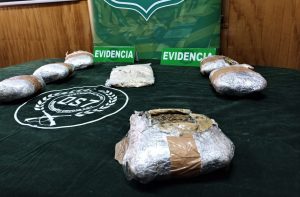 Dictan arresto domiciliario y arraigo a mujer detenida con más de 4 kilos de droga en La Unión